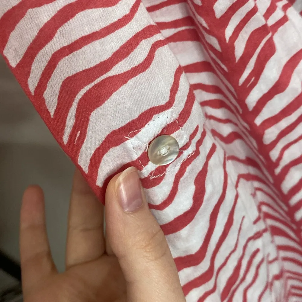 Chico’s cotton animal print white and coral roll tab sleeve safari shirt sz US 8 - Image 12