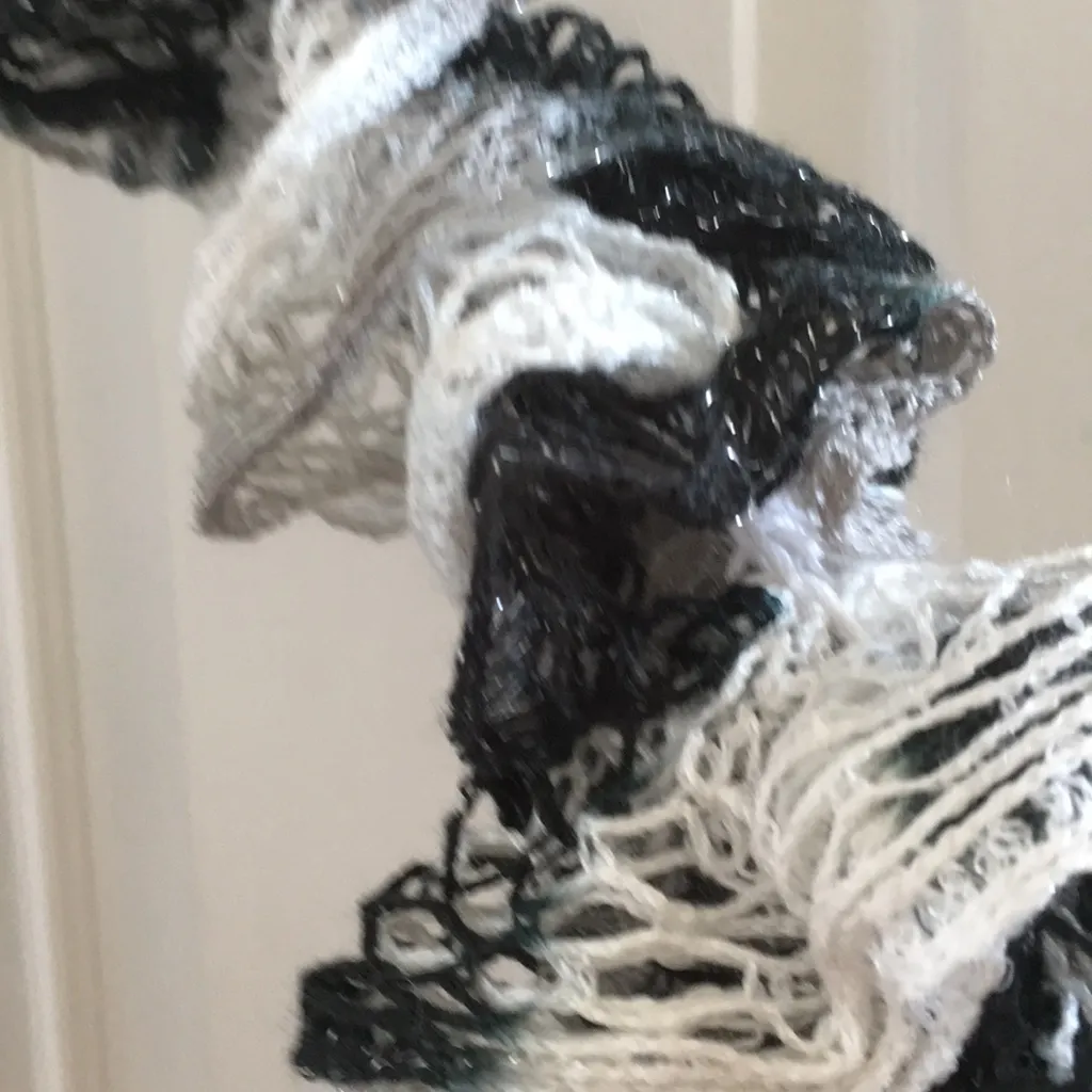FINAL MARKDOWN Crocheted ruffled scarf Black - Image 2