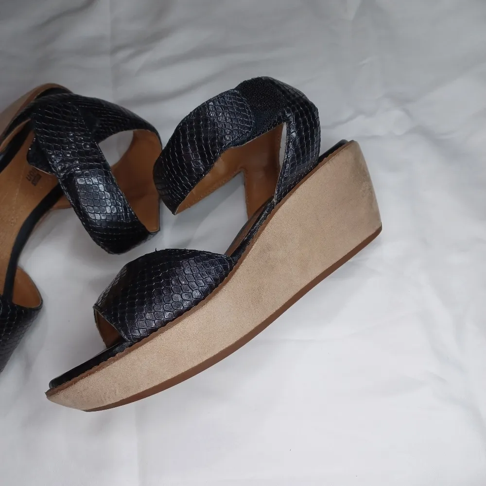 Clarks  Soft Cushion Women's Black Sandals - Image 2