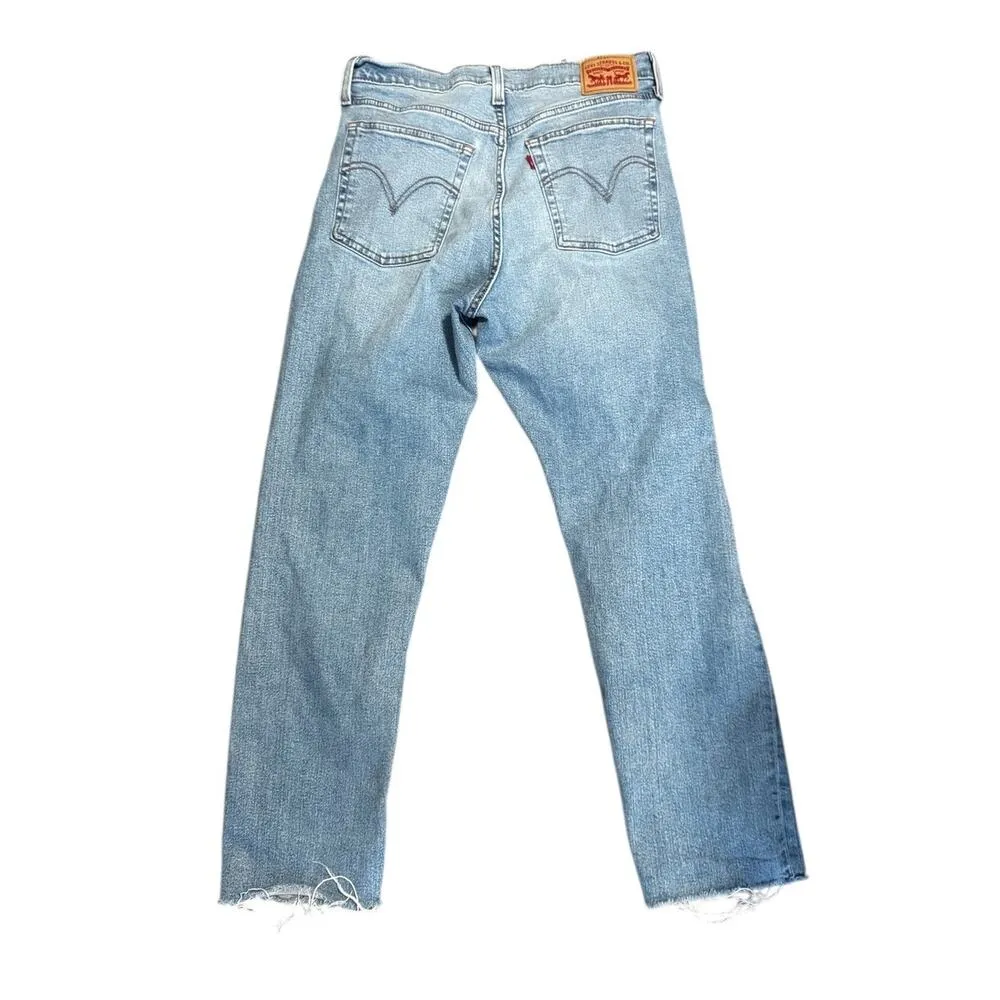 LEVIS Wedgie Straight Distressed Jeans in LIght Wash with Frayed Hem in Sz 31 - Image 2