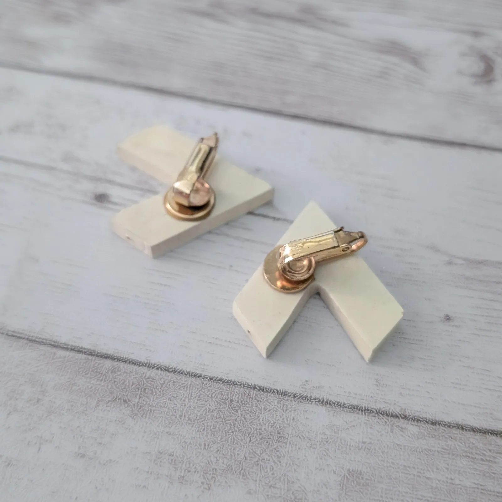 Vintage Clip On Earrings Large Chevron? Cream, Red, Dark Blue, Gold Tone - Image 7