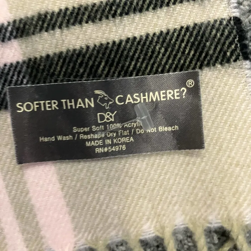 D&Y Softer Than Cashmere Pink Scarf - Image 4