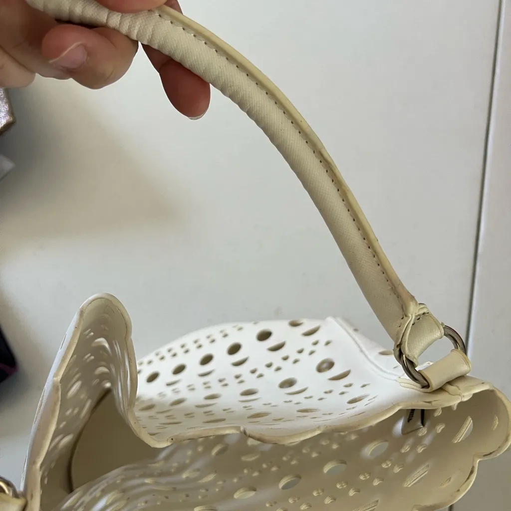 Neiman Marcus white bucket bag with cutout details and a scalloped edge - Image 7