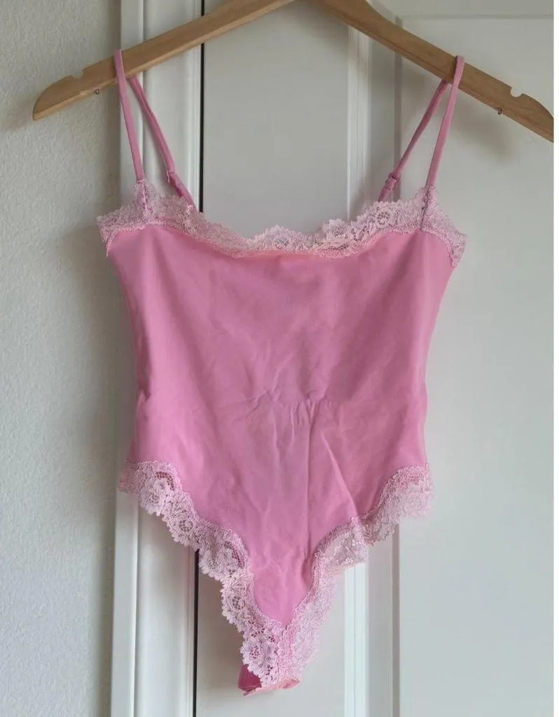 Skims Fits Everybody Lace Cami Bodysuit in Bubblegum, Size X-Small - Image 6