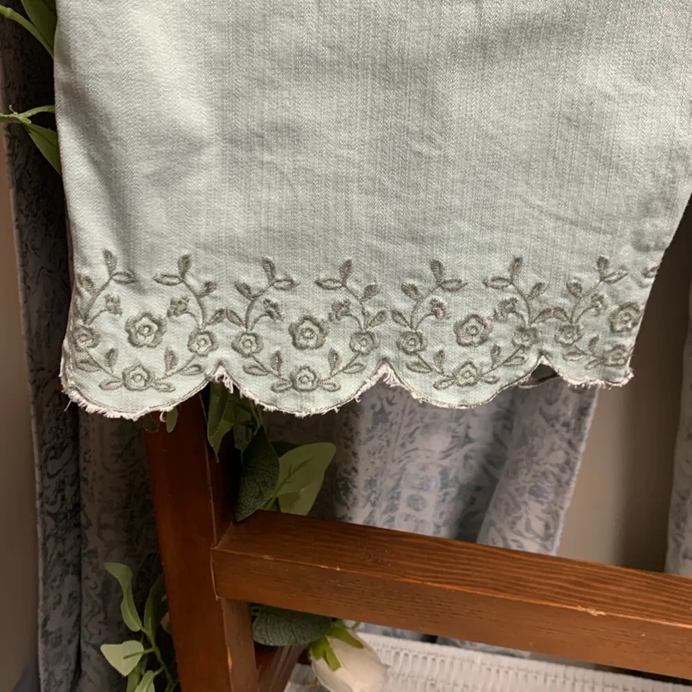 Gloria Vanderbilt Scalloped Embroidered Capri Pants Size 16 Seafoam Green Jeans - Image 5