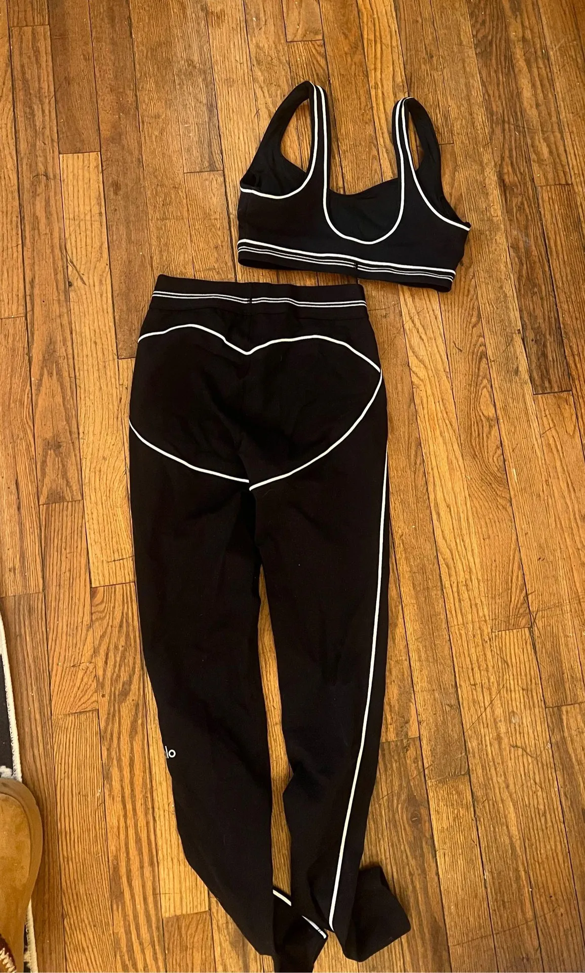 Alo airlift yoga set size small - Image 2