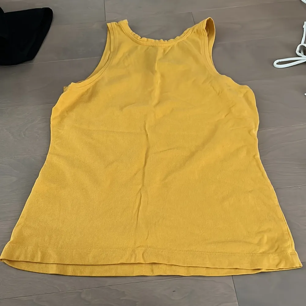 New without tag banana republic timeless cami tank size Small in yellow - Image 2