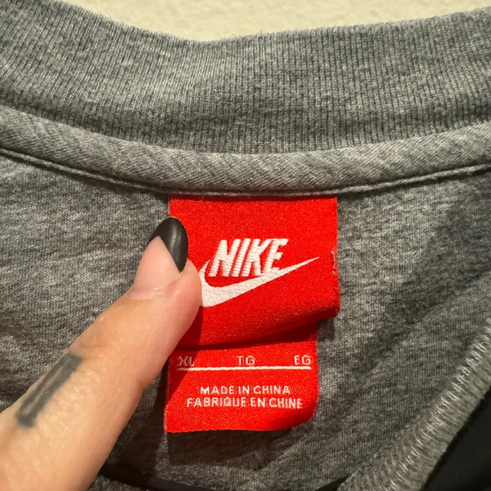 Nike gray top with mesh accents and drawstring bottom hem size XL - Image 3