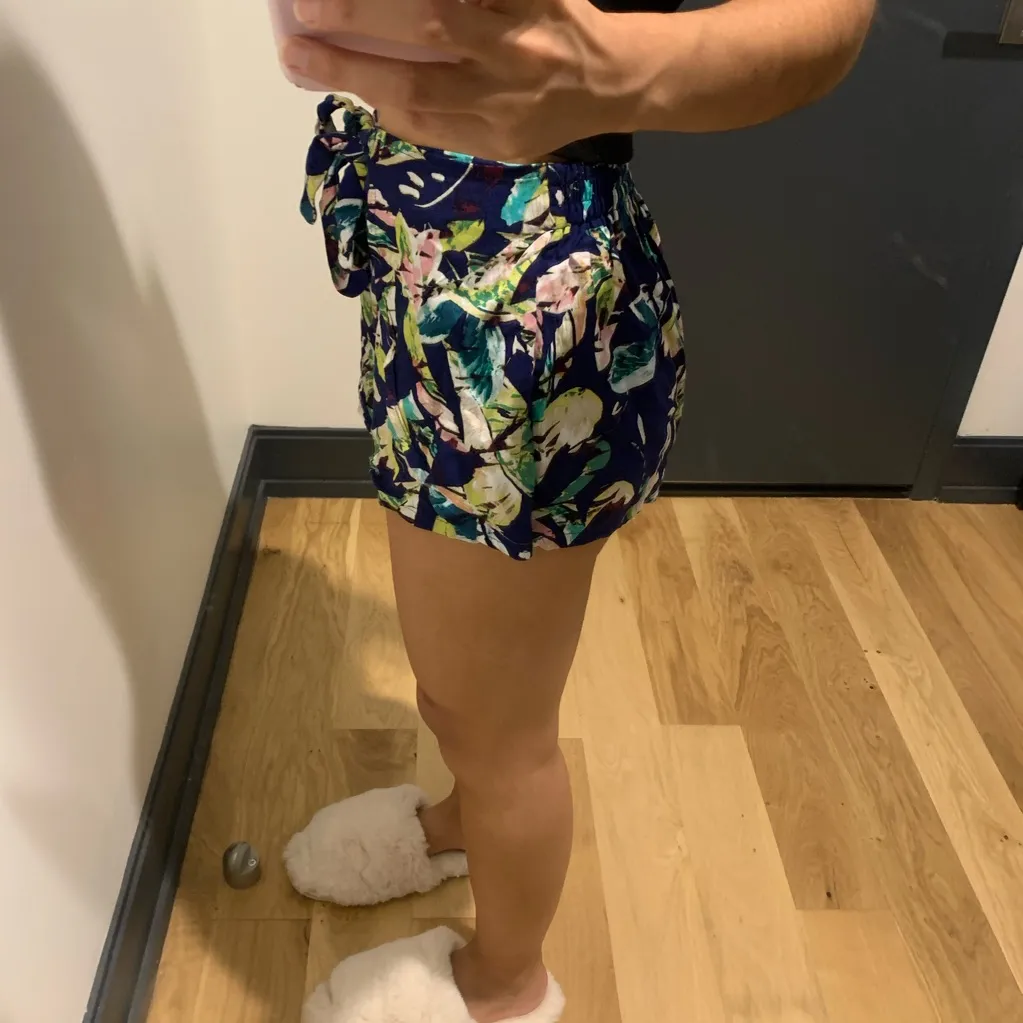 Tropical Floral Hawaiian tie front shorts Size XS - Image 4