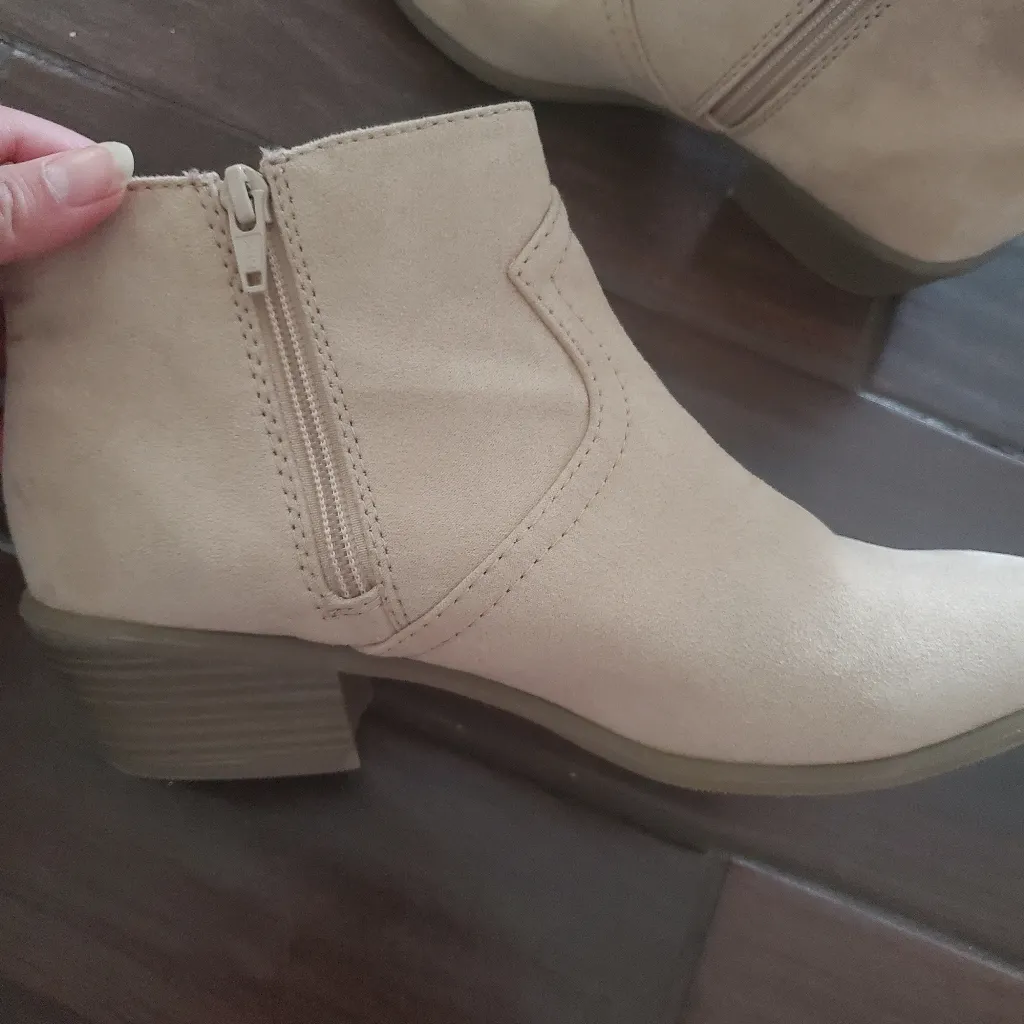 Old navy cream Short  boots size 8 - Image 4
