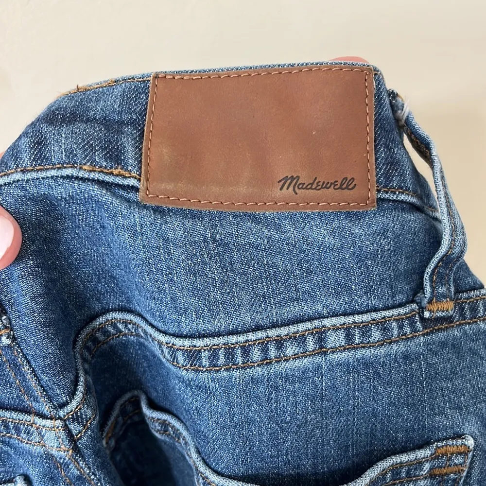 Madewell The High-Rise Slim Boyjean Medium Wash Distressed Hem Size 27 - Image 13