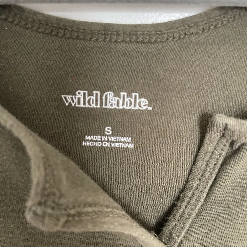 Wild Fable cropped tank top with v-neck - Image 2