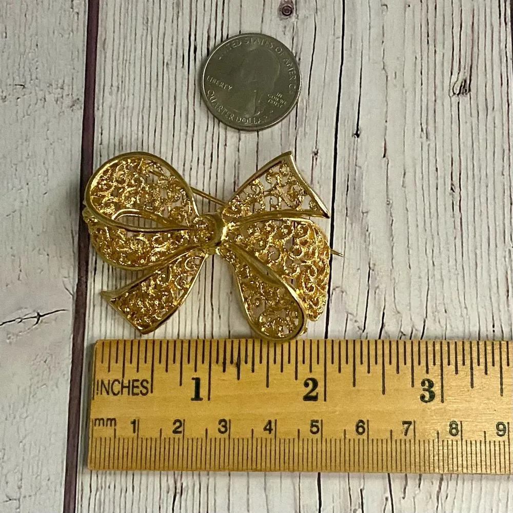 Vintage GoldTone Filigree Bow Brooch – 2” Unsigned Gold - Image 6