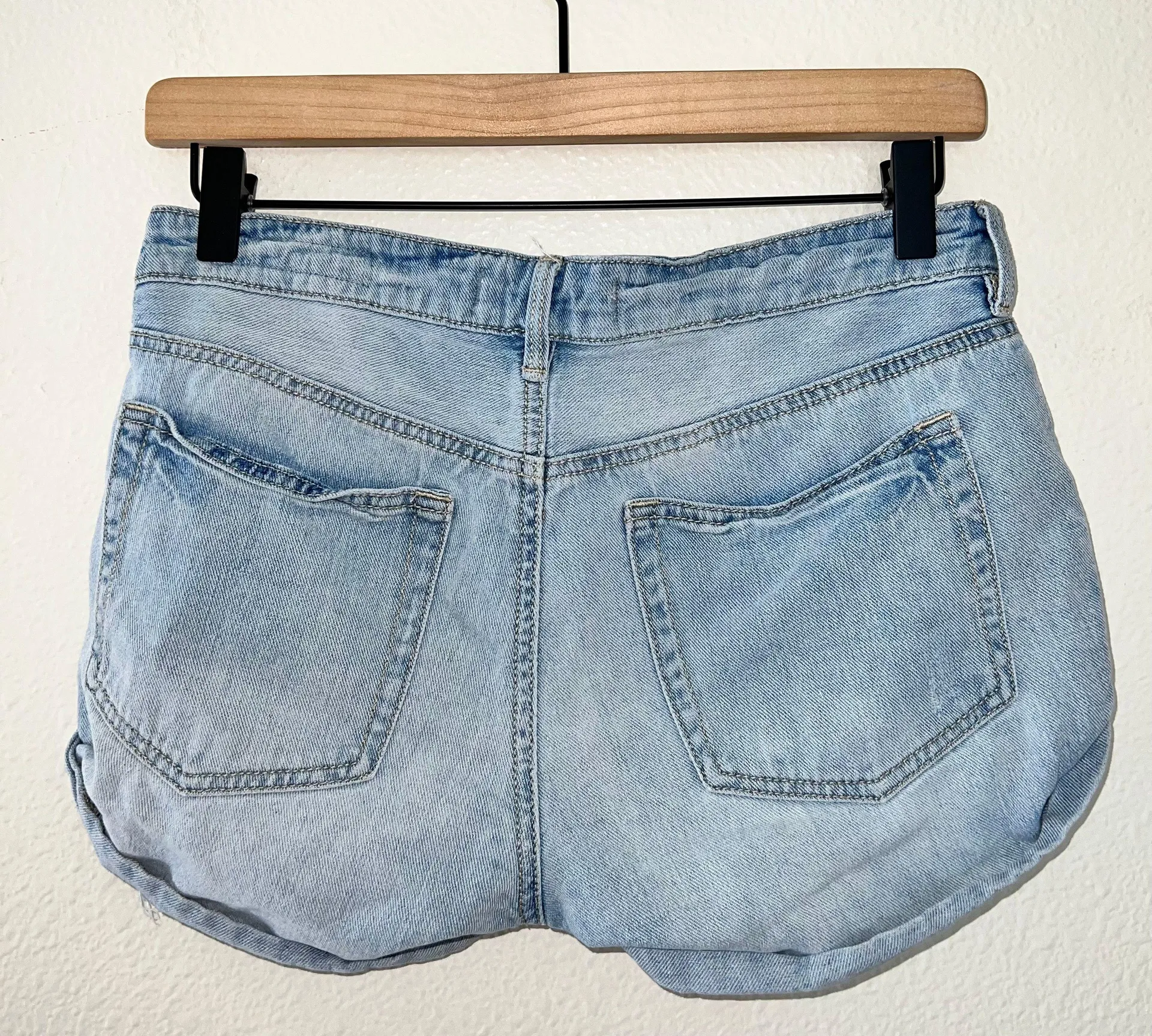 Bullhead Denim Light Wash Mid Rise Girlfriend Jean Shorts - Image 4
