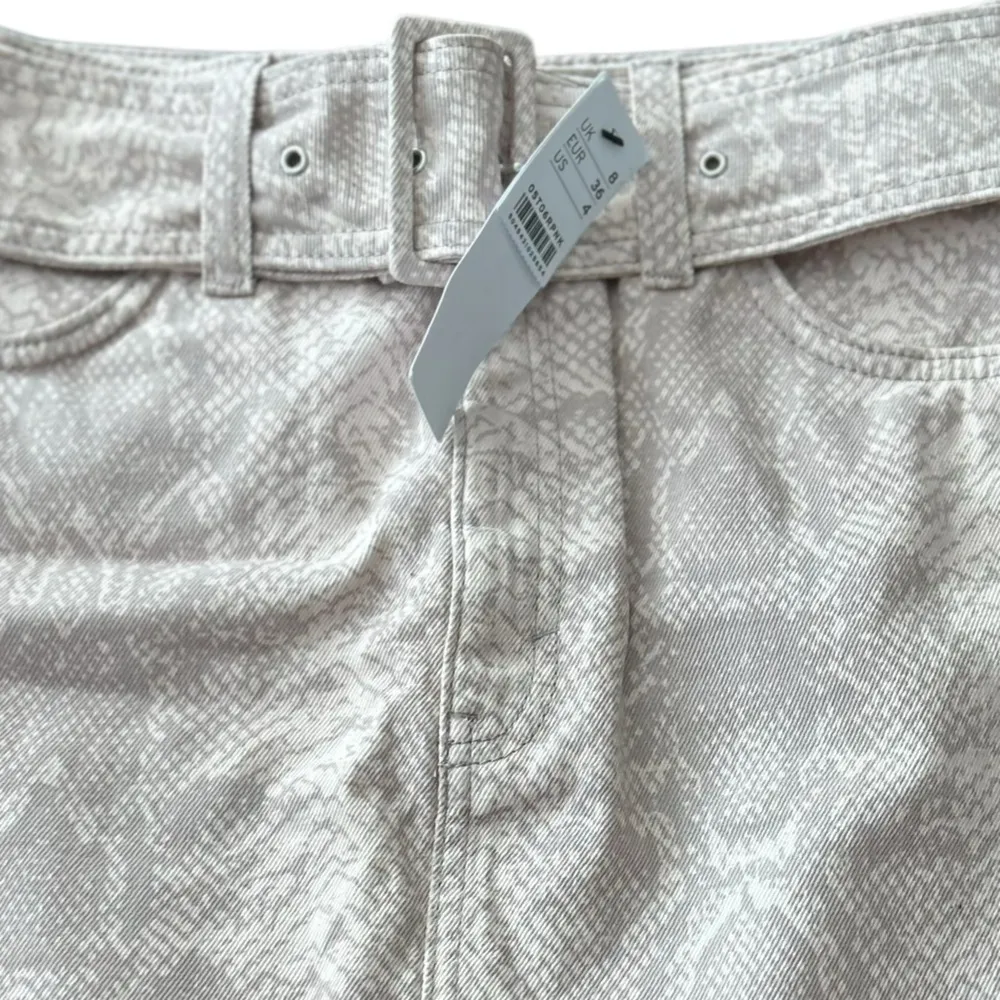 Topshop‎ Women's Size 4 Beige Animal Print Belted Mini Skirt - Image 3