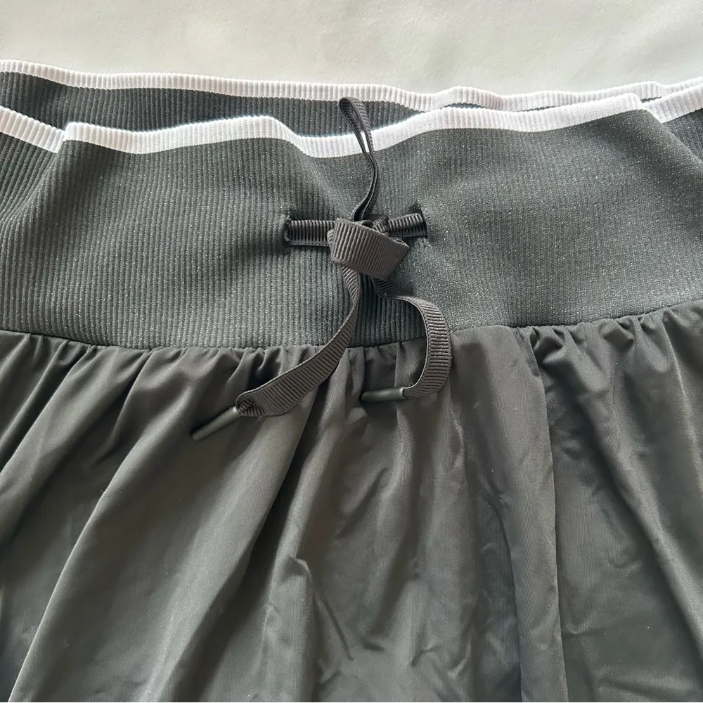 NWT All In Motion Black Flare Skort Shorts w/ Skirt Butterfly Hips White Elastic - Image 2