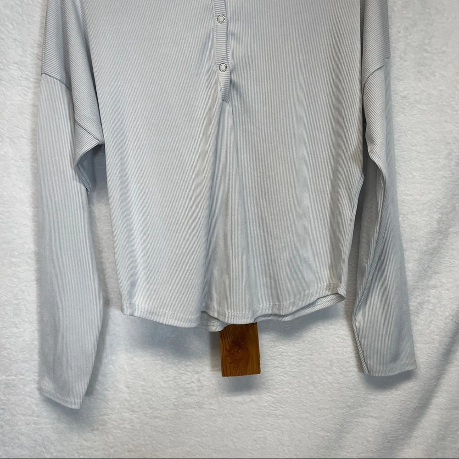 Nasty Gal Light Gray Blue Long Sleeve Snap Blouse Size‎ 0 - Image 3