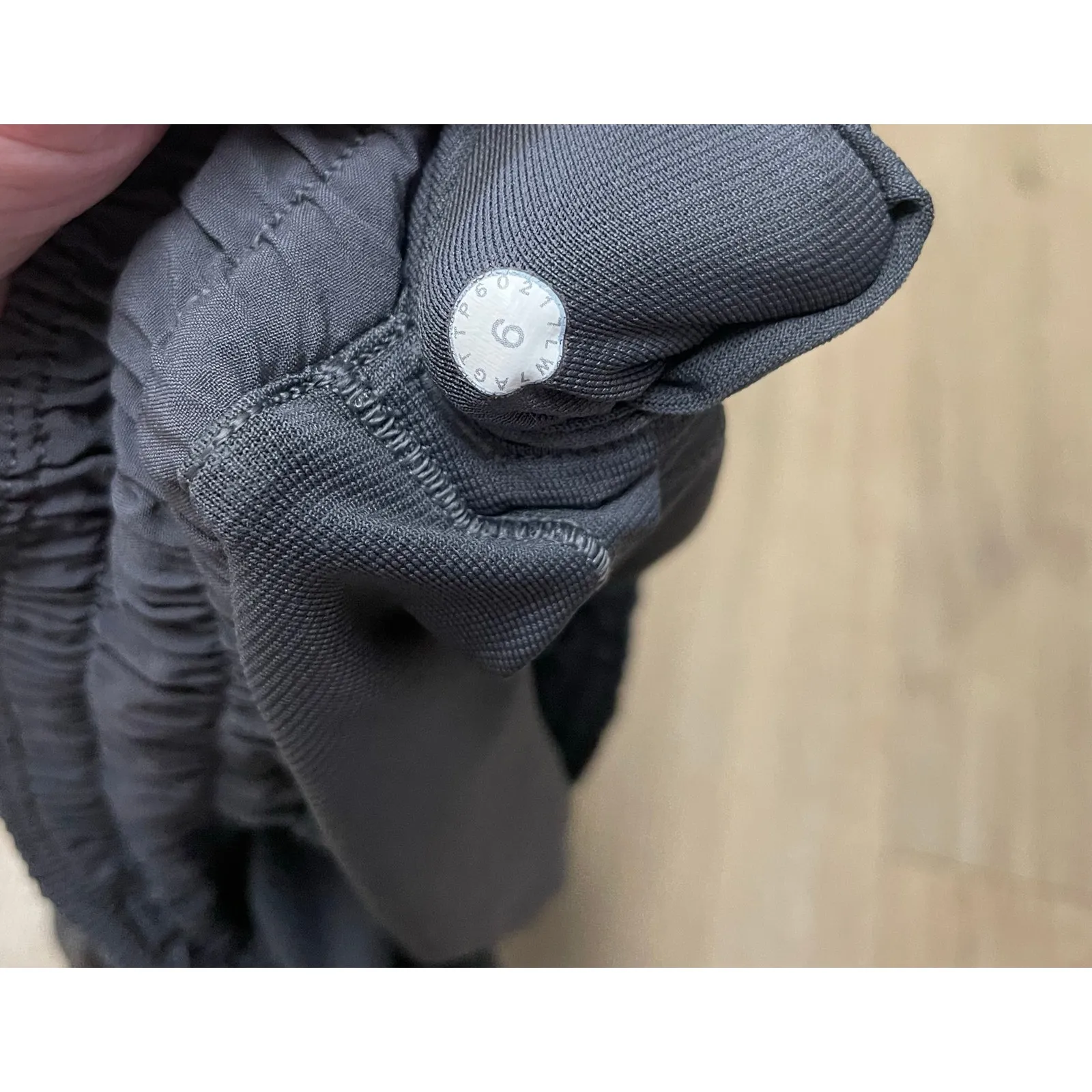 Lululemon Hotty Hot Short II Long 4" Dark Carbon Size 6 Gray Running Shorts - Image 4