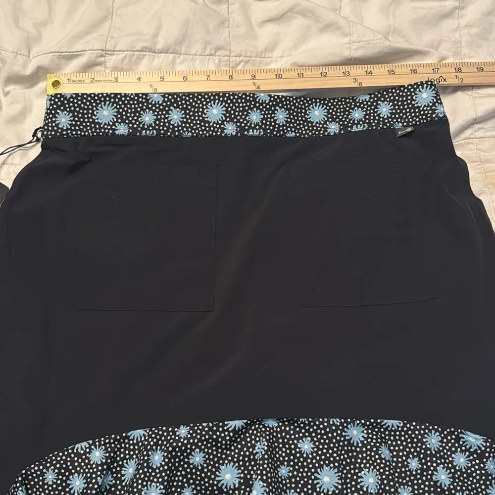 Belyn Key Ruffle Skort Onyx/Moonstruck, front slash and back pockets, Large NWT Black - Image 4