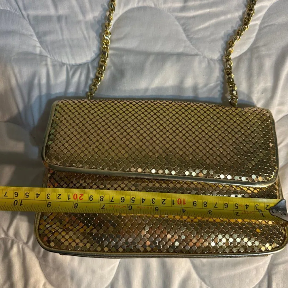 Gold flashy cross body purse - Image 9