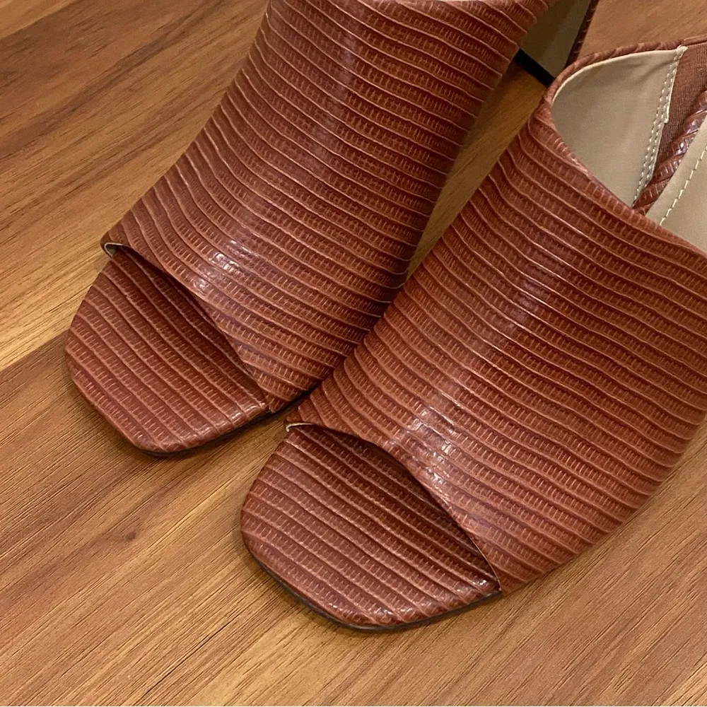 CHARLES by Charles David “Genie” Brown Embossed Faux Leather Sandals Size 8.5M - Image 14