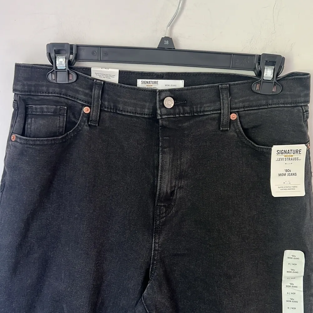 Levi’s NWT black denim distressed super stretch 90s mom jeans gold series, sz 8 - Image 2