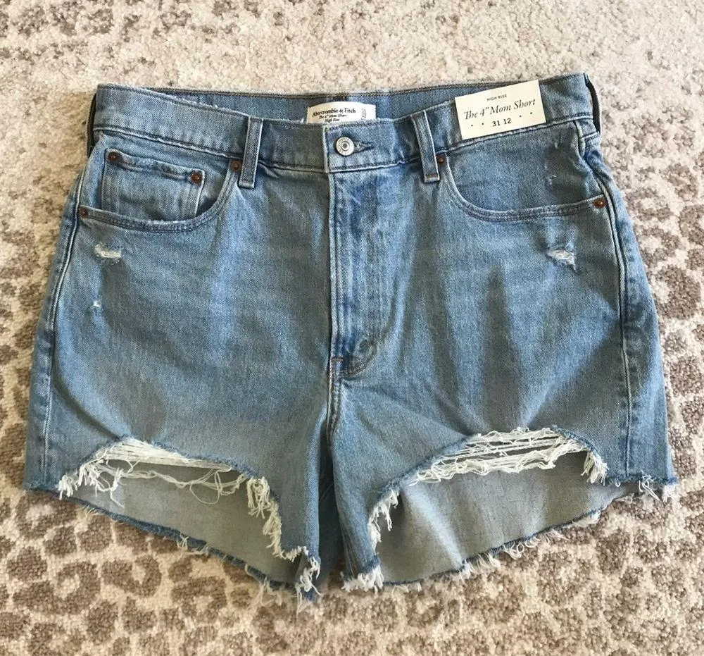 4” Denim Mom Short Distressed New with tags size 31 - Image 4