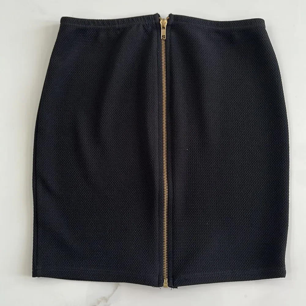 Material Girl Black Mini Pencil Skirt Zip Down Back Sz Medium - Image 2