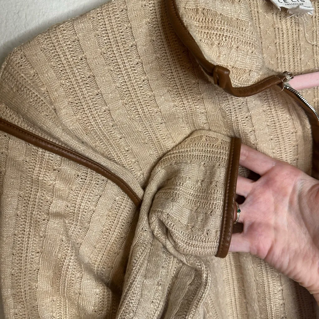 Le Lis Beige V-Neck Sweater with Brown Trim - Image 3