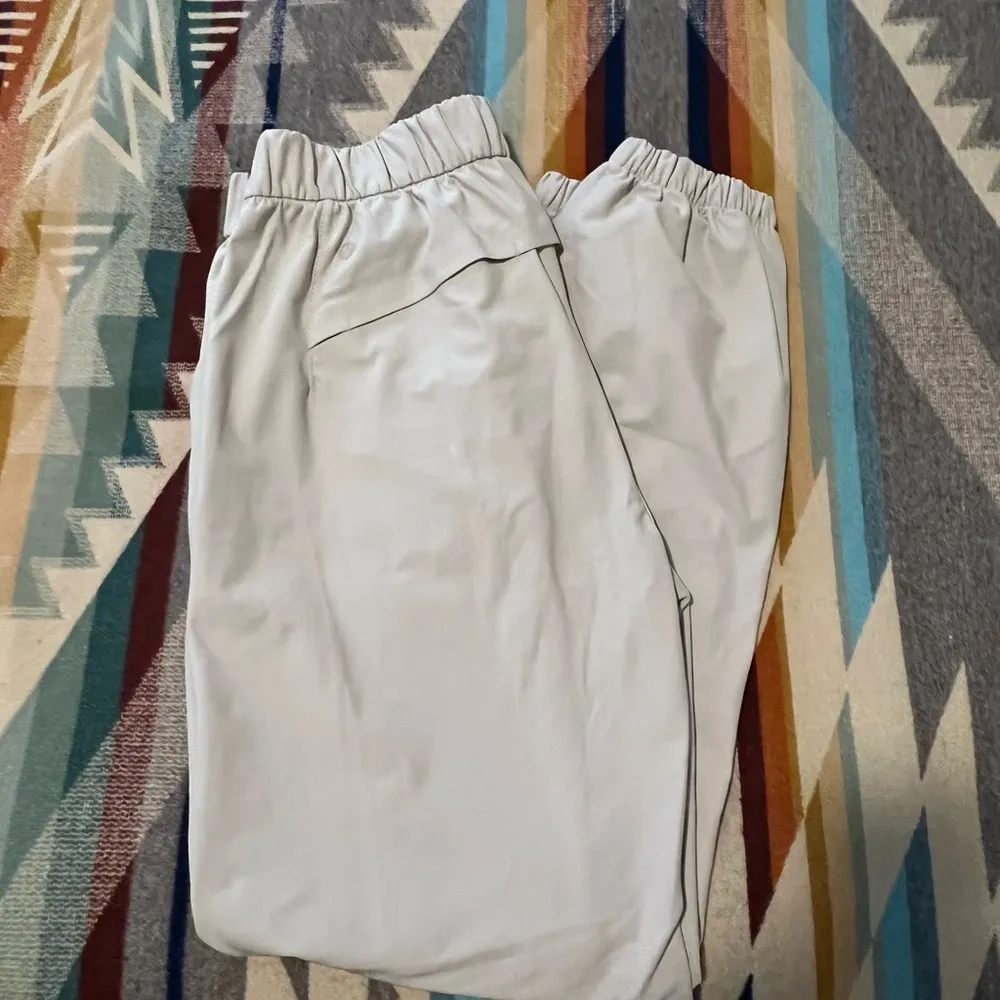 Lululemon Warpstreme Stylish Cream Trousers - Image 2