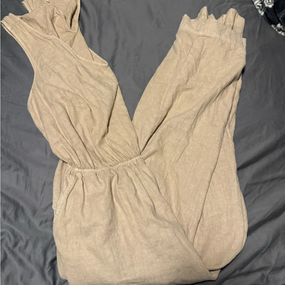 Universal Thread Tan Jumpsuit with Relaxed Fit and Sleeveless Design - Image 4