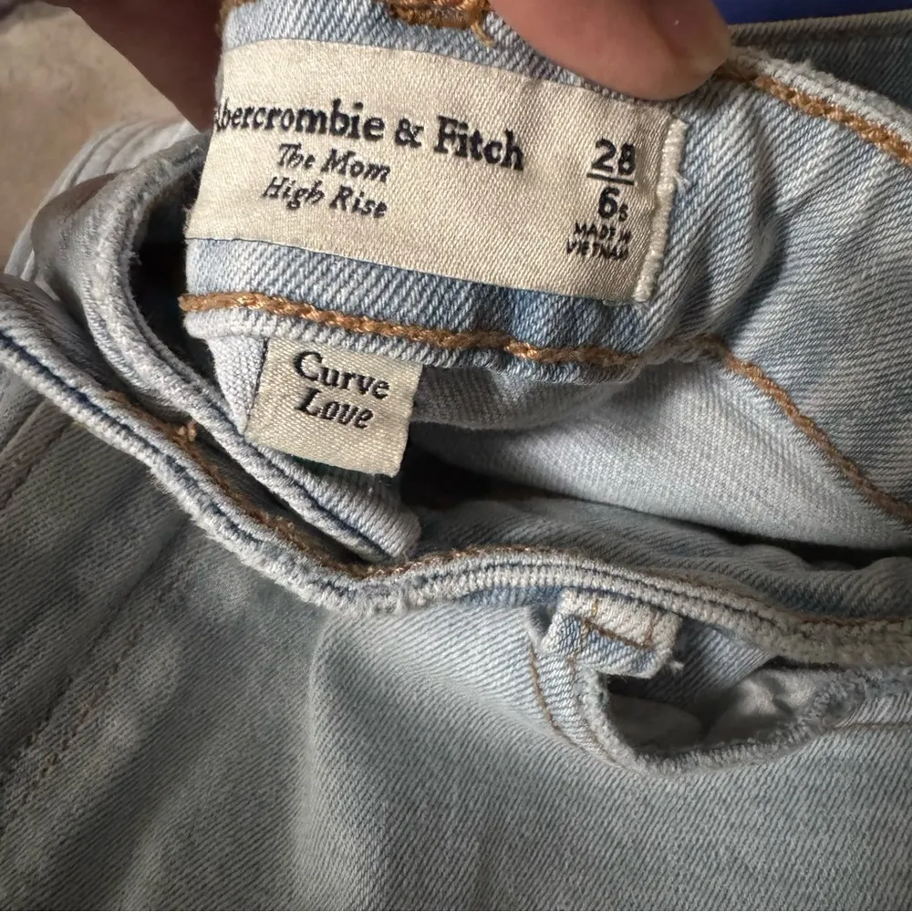 Abercrombie The Mom High Rise Jeans Curve Love Short - Image 3
