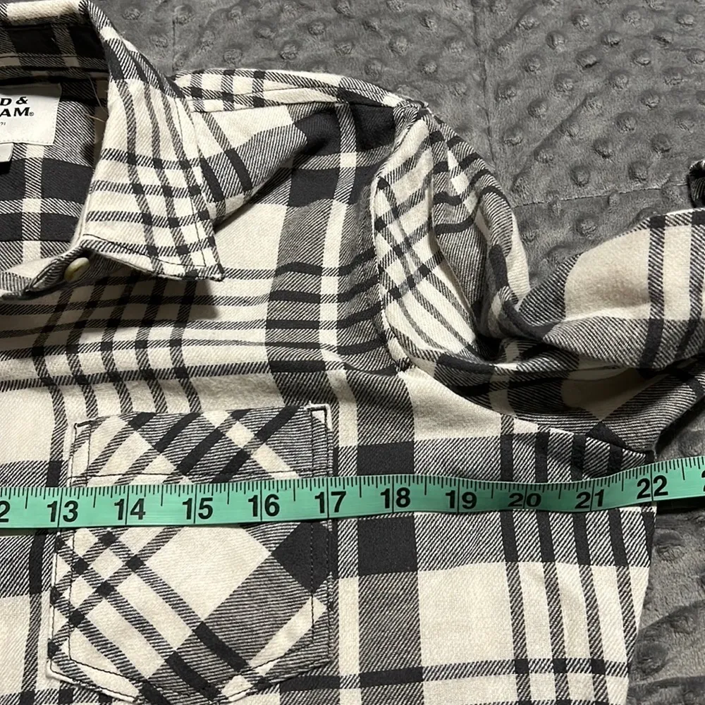 Field & Stream medium women's LS button down plaid with front pocket new w tags - Image 3