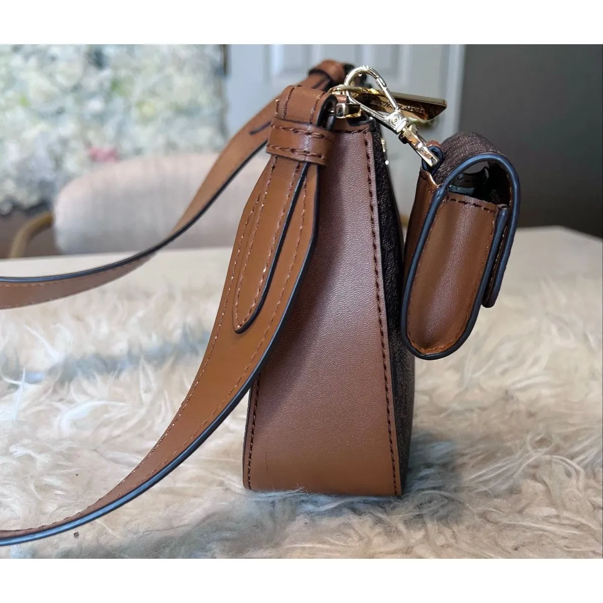 Michael Kors crossbody bag with AirPod case accesory - Image 2