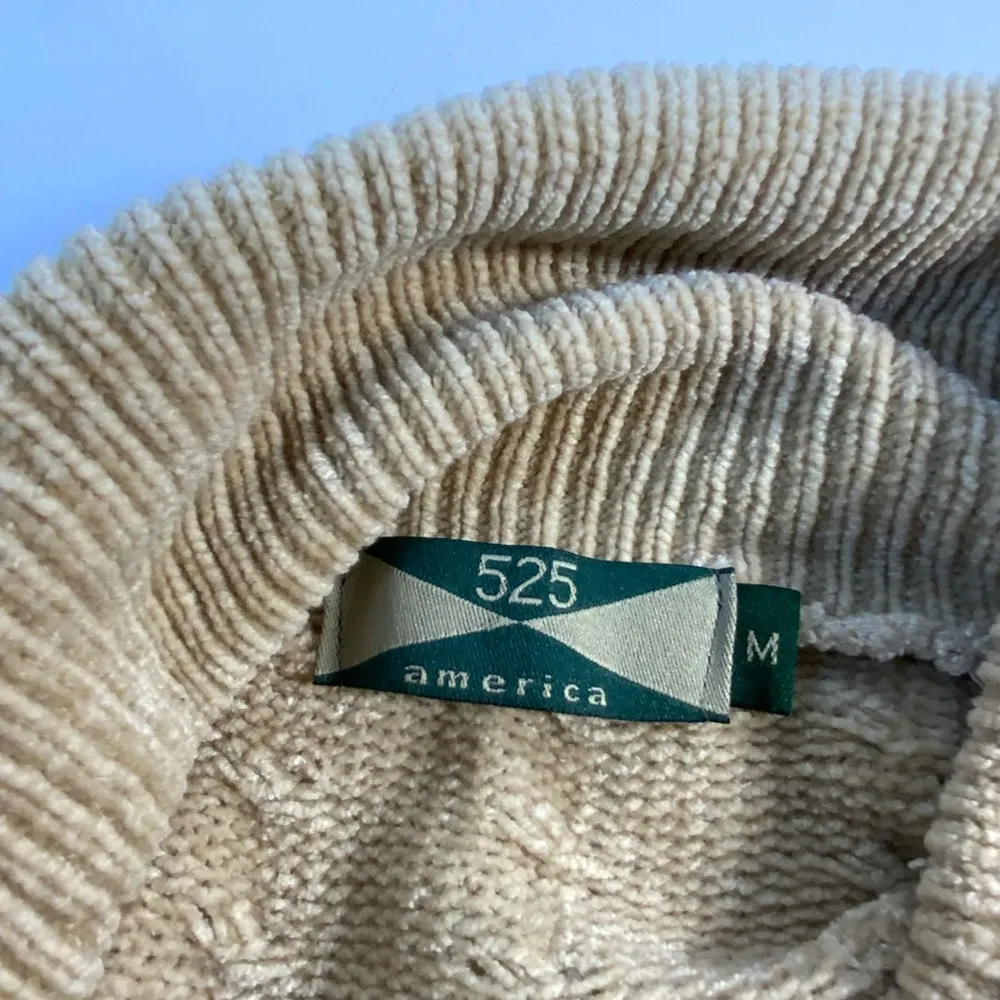 525 cable knit long flared sleeve Turtleneck sweater. Size Medium - Image 3