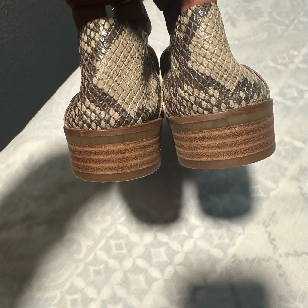 Lucky Brand Women Textured Snake Pattern Loafers - Image 6