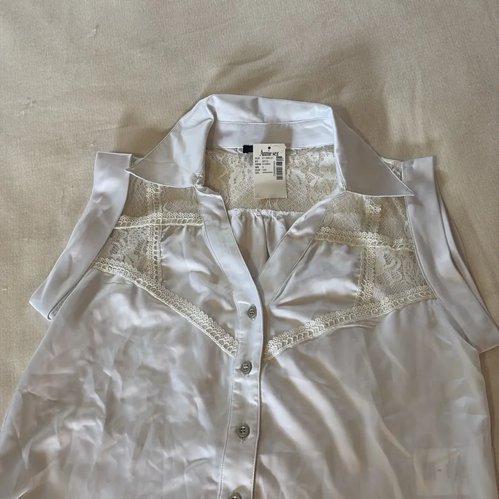 XOXO White Sleeveless Button Down Shirt with Cut Out - Image 2