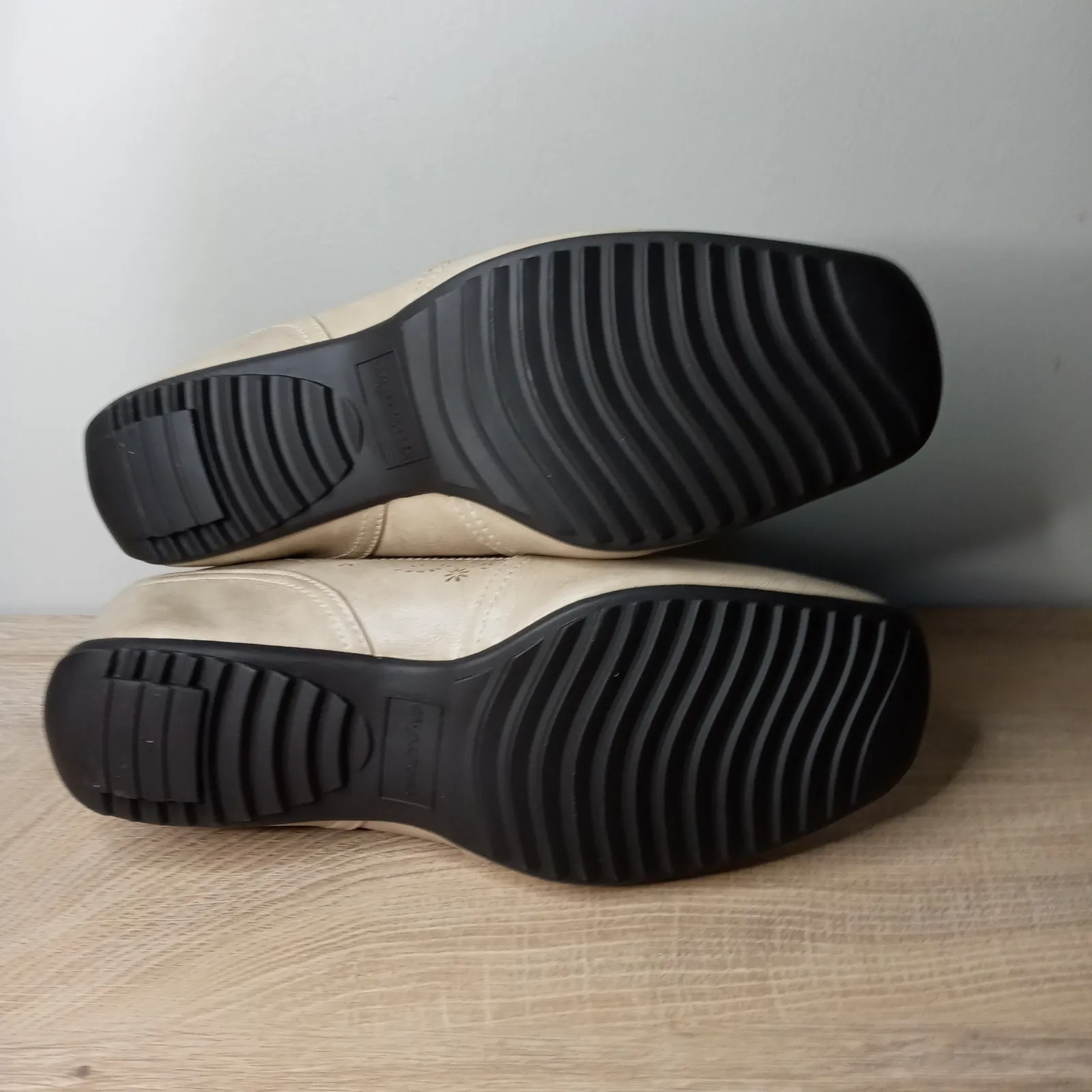 Easy Street Womens Beige Cutout‎ Slip On Comfort Wedge Loafers Size 8W - Image 8