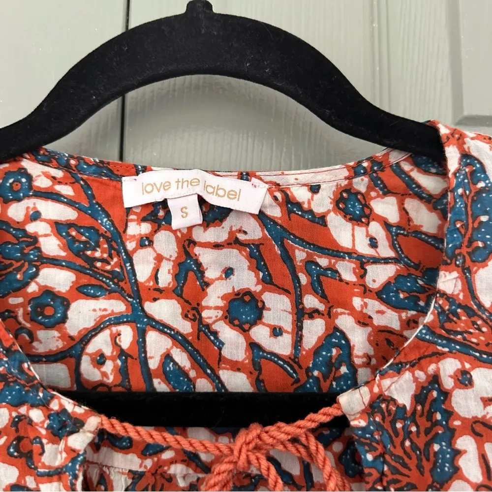 Love the Label Ruffle Sleeve Vneck Blouse Patterned - Image 4