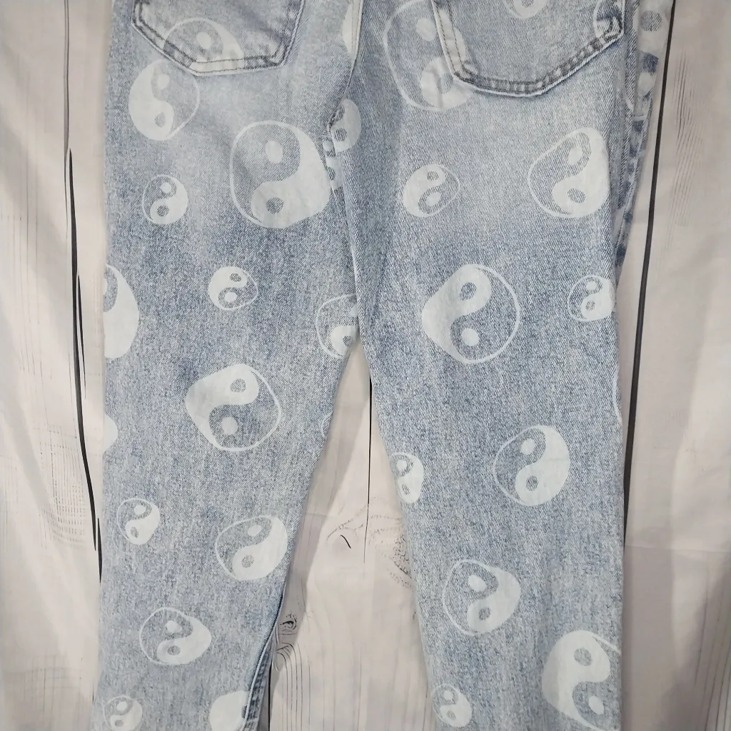 Tinseltown Distressed Yin Yang Light Blue Jeans Witj Raw Hem - Image 11