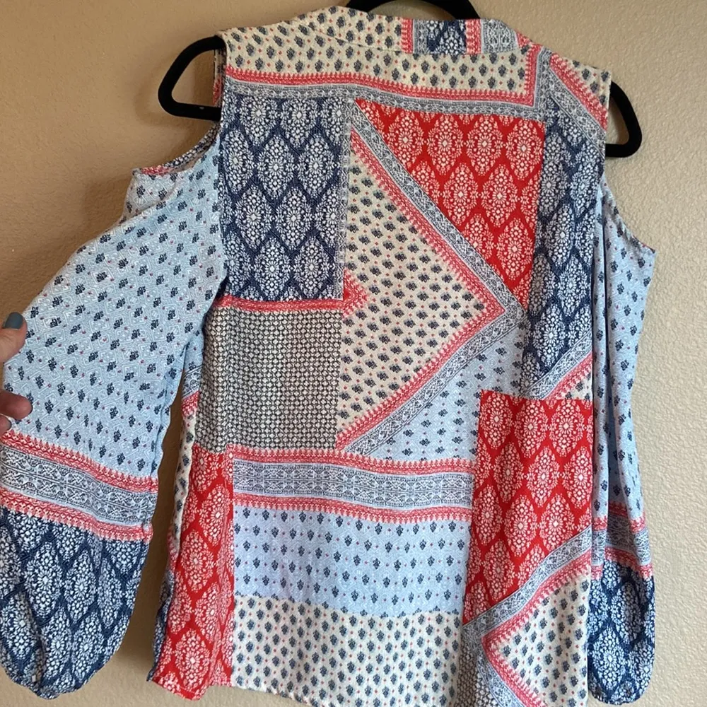 CHICO’S Size 0 Cold Shoulder Tie Neck Blouse Red Blue Cream Patchwork Bandana - Image 11