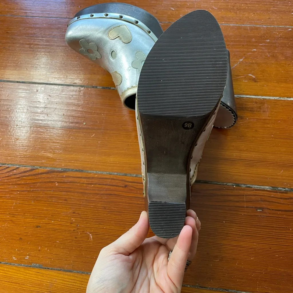 Alec Silver Metallic Hearts & Flowers Wooden Platform Studded Clogs Y2K Vntg 9 - Image 9