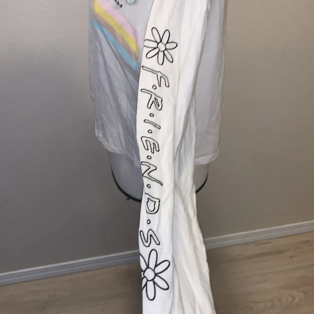 Friends Central Perk white Embroidered long sleeve cropped top Size undefined - Image 5