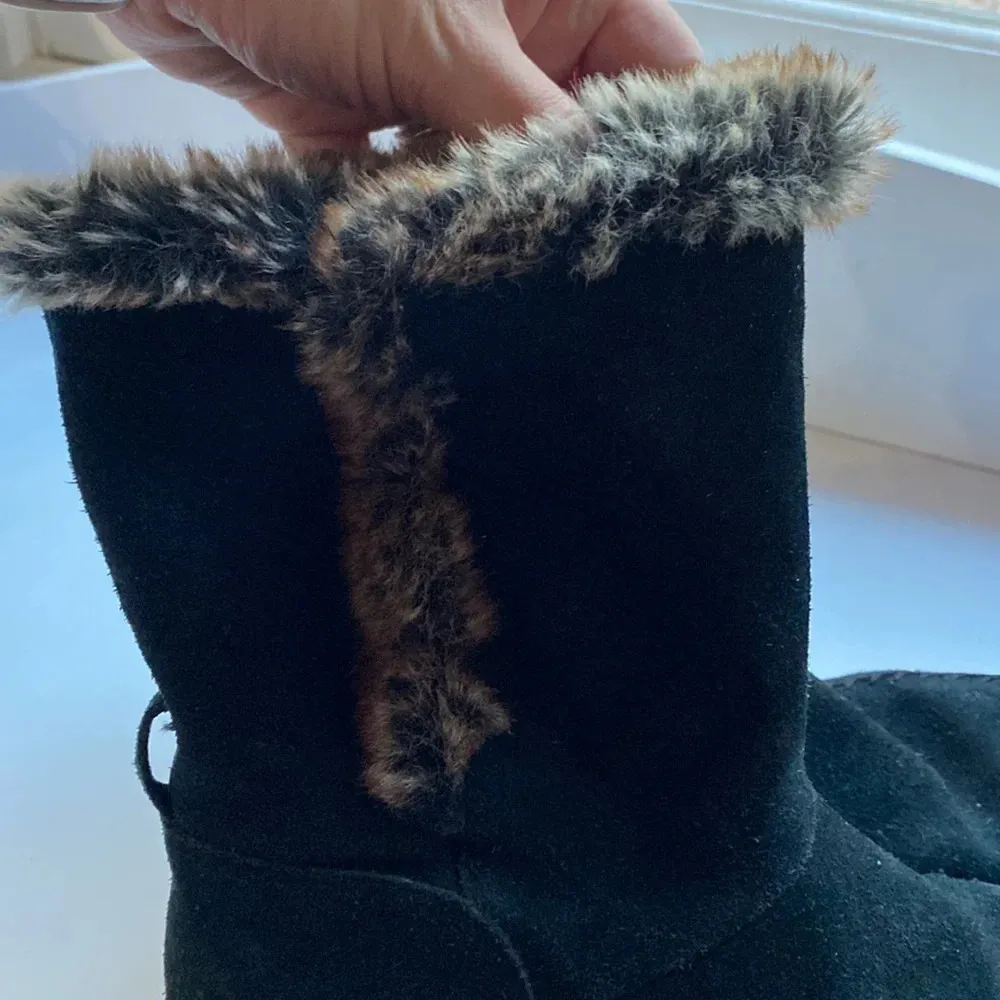 TOMS Vista Size 8 Black Suede Boots Faux Fur Low Calf Pull On Winter Comfortable - Image 7