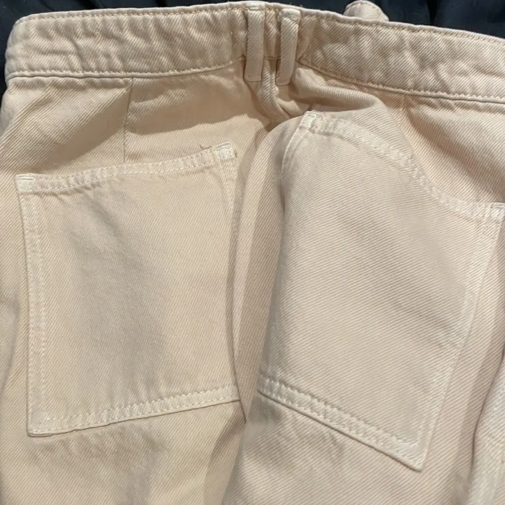 NWOT  creamy beige High Rise cargo jeans pants large pockets small s - Image 2
