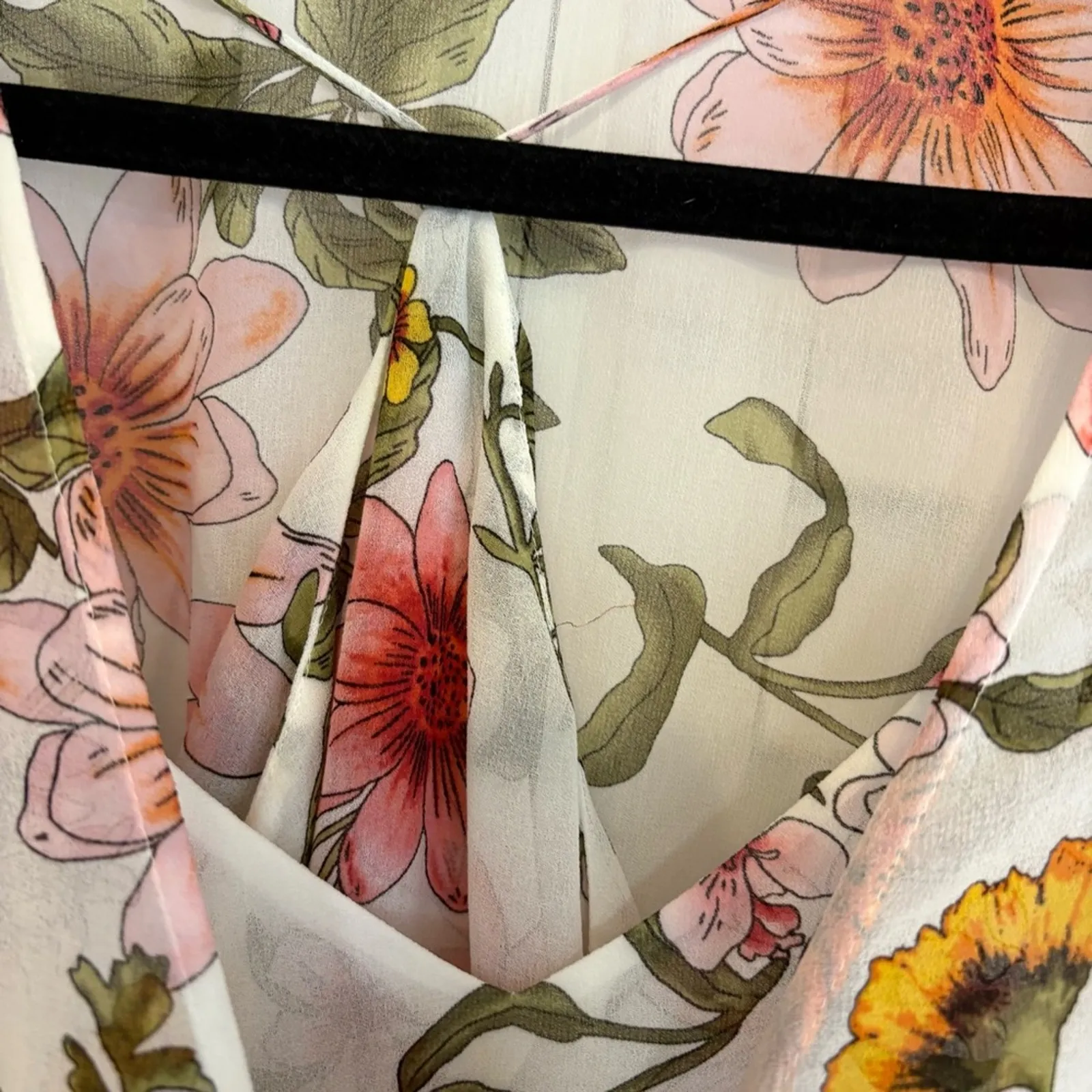 Guess White Floral‎ Blouse Size Medium - Image 4