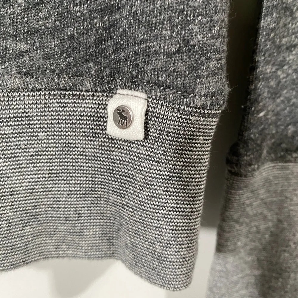 A&F Soft Crewneck Sweatshirt Patch Seal and Logo Size Small Gray - Image 4