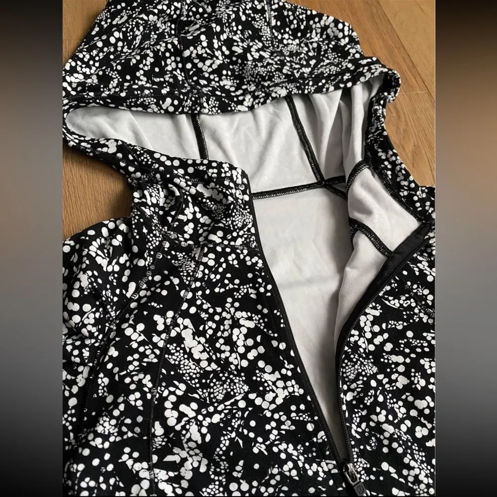 Lululemon  Move With Ease Jacket, women’s size 4 - Image 3