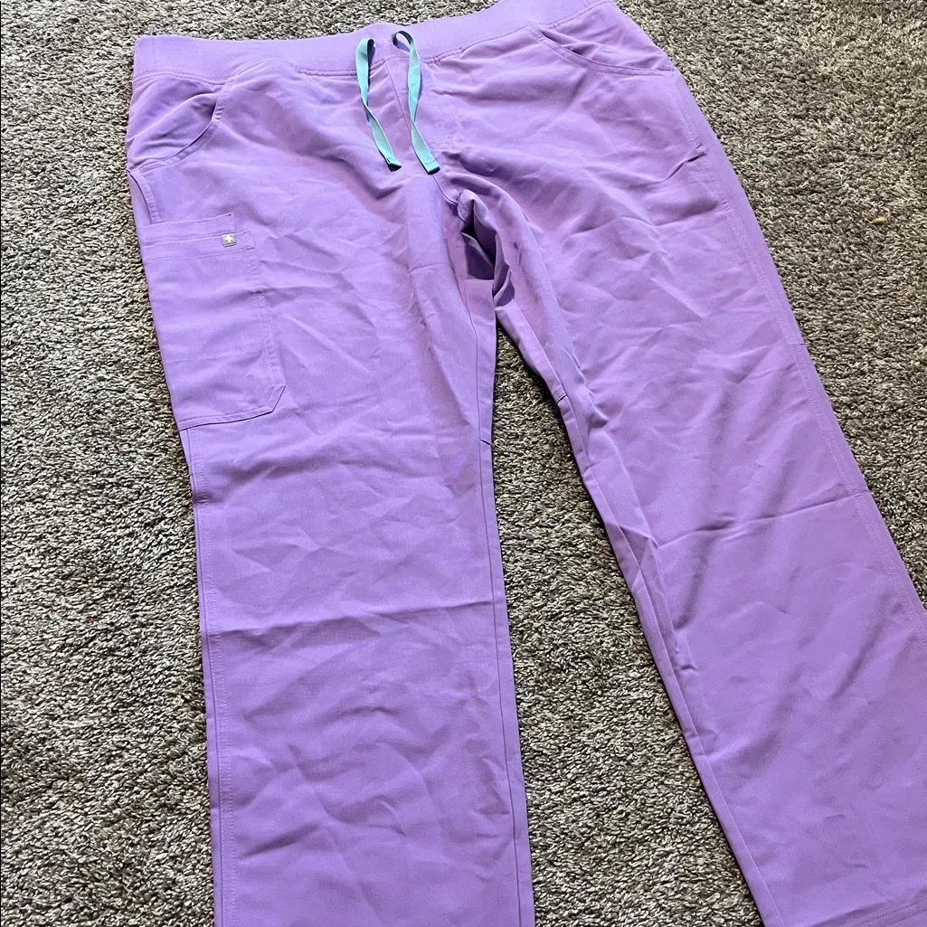Figs Women’s Kade Cargo Scrub Pants Lilac Dawn XL - Image 3