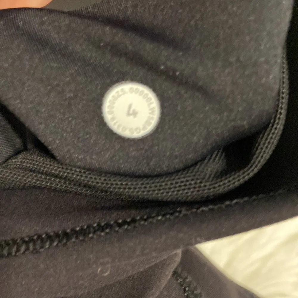 Lululemon size 4 inseam 24” waist 22” elastic excellent condition see all photos - Image 5